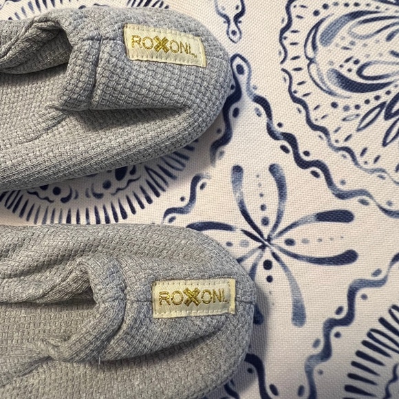 NWOT Black & Grey Roxini Non-Slip Slippers - Picture 8 of 11